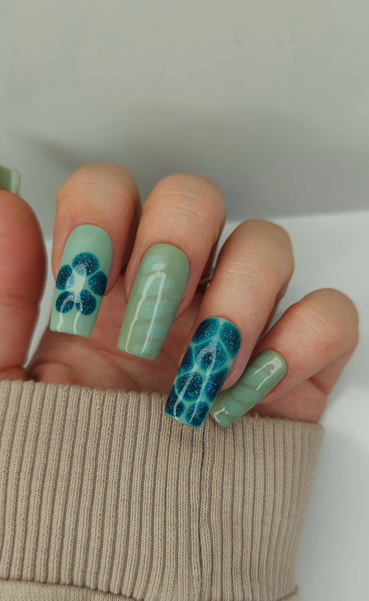 Pretty In Green Press On Nails