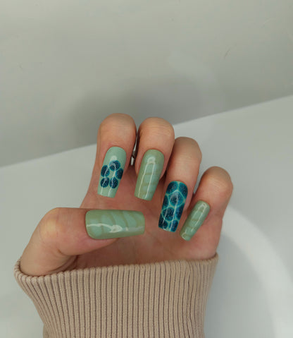 Pretty In Green Press On Nails