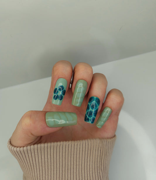Pretty In Green Press On Nails
